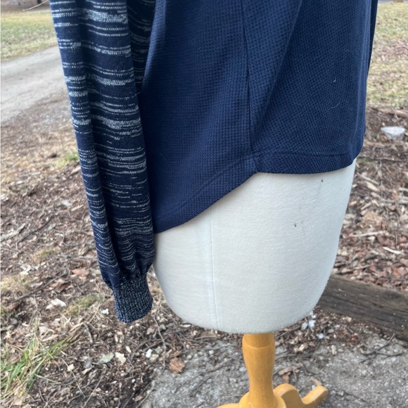 TIME AND TRU BLUE SPLIT VNECK RAGLAN TOP WOMENS SMALL - Picture 6 of 8